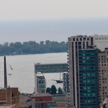 Apartment/2Bedrooms/2 Full Bathrooms/Free Parking Торонто Екстер'єр фото
