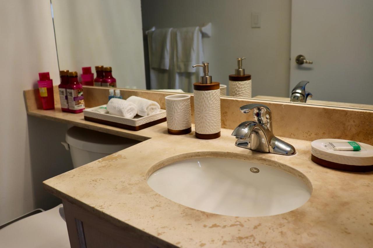 Apartment/2Bedrooms/2 Full Bathrooms/Free Parking Торонто Екстер'єр фото