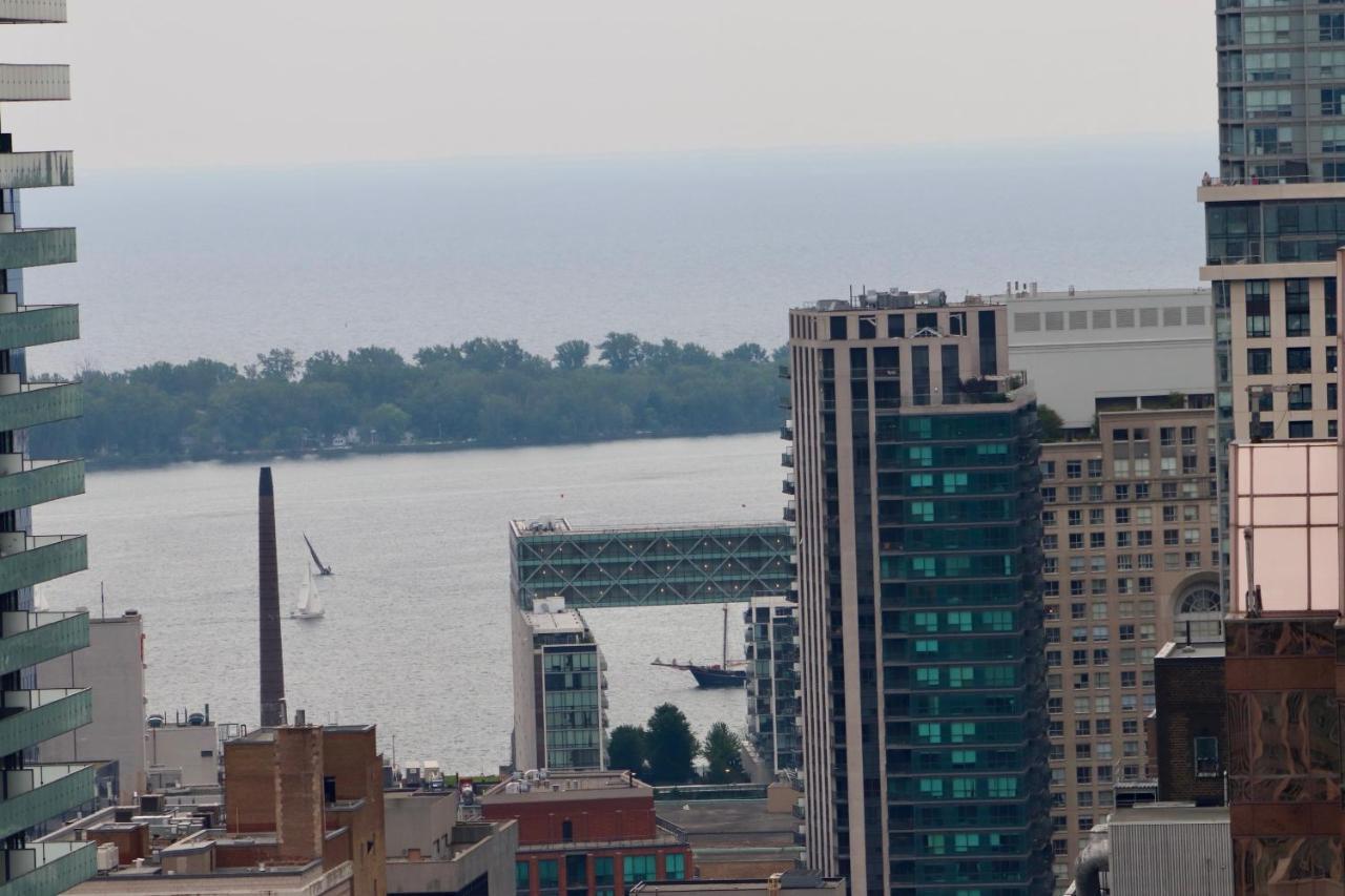 Apartment/2Bedrooms/2 Full Bathrooms/Free Parking Торонто Екстер'єр фото